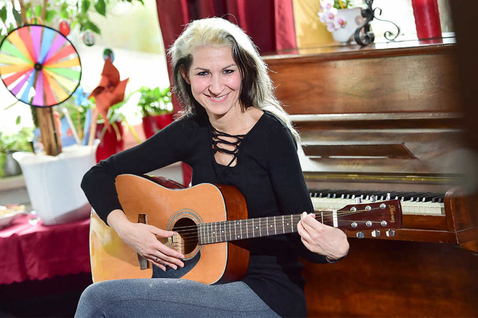 Ob am Klavier, mit Gitarre oder einfach nur mit ihrer Stimme: Auf dre Bühne
fühlt sich Romy Borowy (32) richtig wohl.
