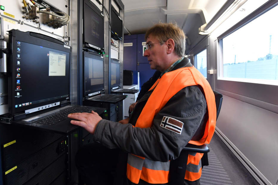 Messingenieur Uwe Pallas hat bei den Fahrten alles im Blick.