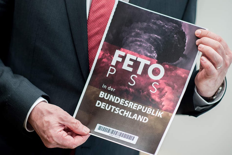 Der niedersächsische Innenminister Boris Pistorius hält in Hannover während einer Pressekonferenz den Titel einer Liste, die der türkische Geheimdienst am Rande der Münchner Sicherheitskonferenz dem Bundesnachrichtendienstes übergeben hat.
