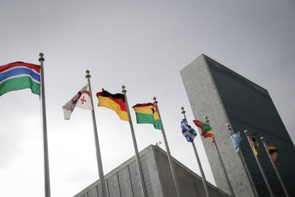 Bundesflaggen wehen vor dem UN-Gebäude in New York.