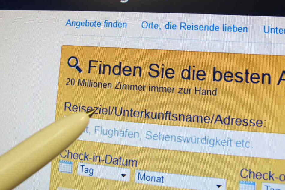 Wer online Urlaub bucht, richtet sich meist nach den vorhandenen Bewertungen. Die müssen aber nicht immer echt sein. (Symbolbild)