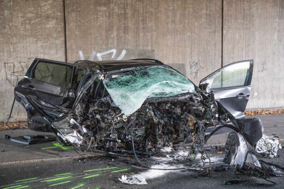 Das Auto ist völlig zerstört.
