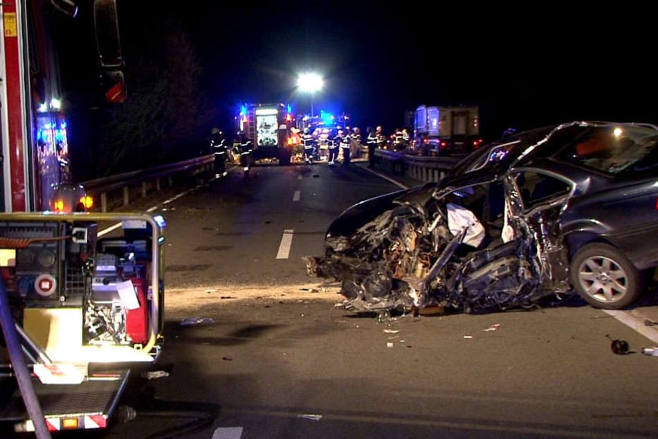 Komplett zerstört blieb der Wagen des Rentners auf der Bundesstraße liegen.