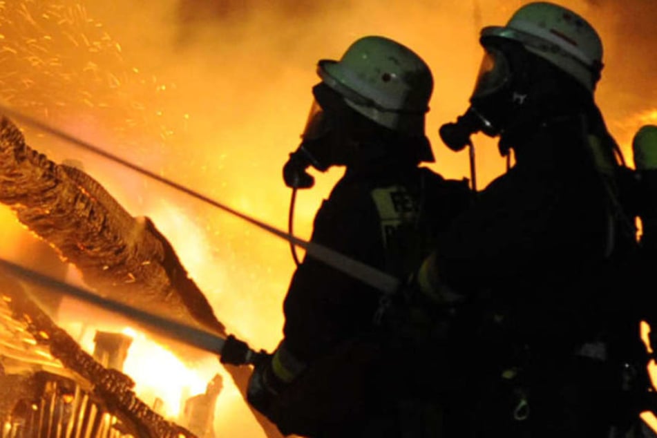 Die Feuerwehr rückte mit 100 Mann aus. (Symbolbild)