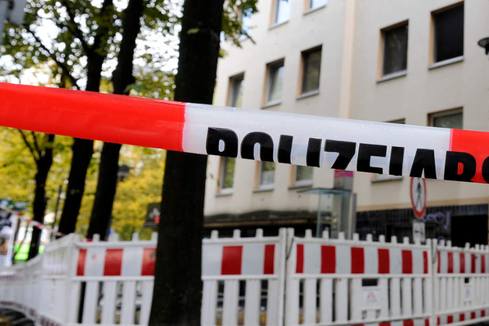 Vor einem Mehrfamilienhaus schlug der Täter zu (Symbolbild).