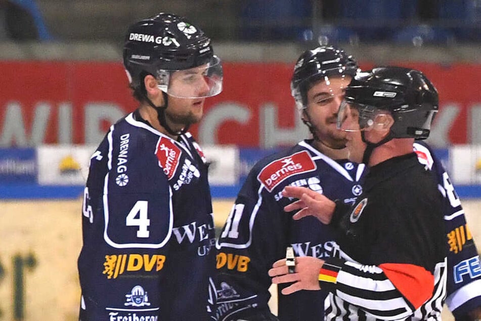 Die Eislöwen-Spieler Steve Hanusch (l.) und Chris Billich (M.) hatten die eine oder andere Frage an Schiri Carsten Lenhart.