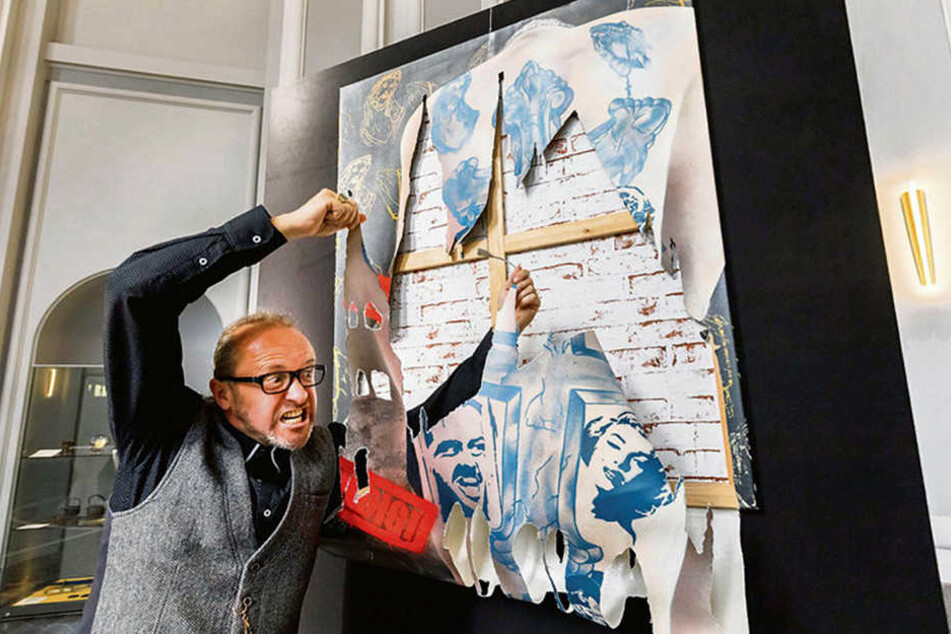 Streetart-Künstler Jens "Tasso" Müller (52) übergab gestern sein Bild "Schuldig!/Blick frei!" an die Kunstsammlungen Zwickau.