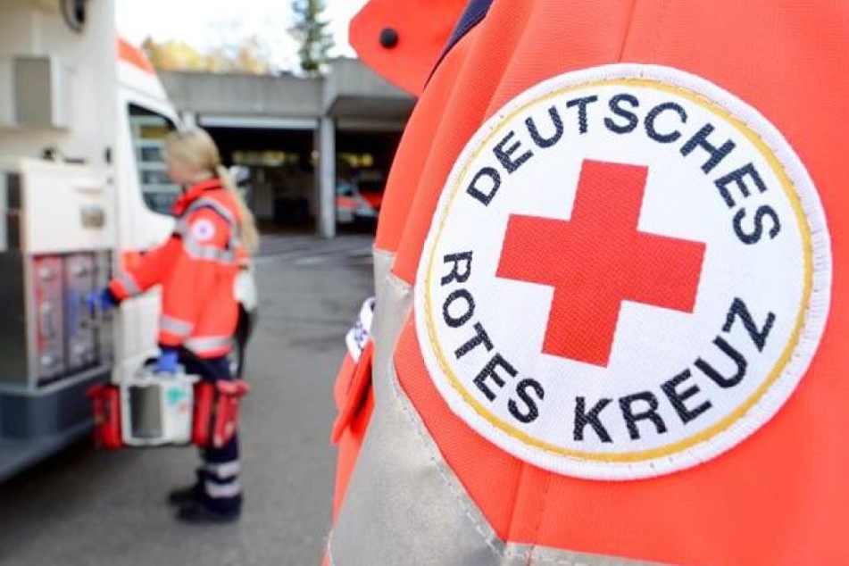 Die mutmaßlichen Täter wurden nach kurzer Flucht gestellt. Die Sanitäter erlitten leichte Verletzungen (Symbolbild).