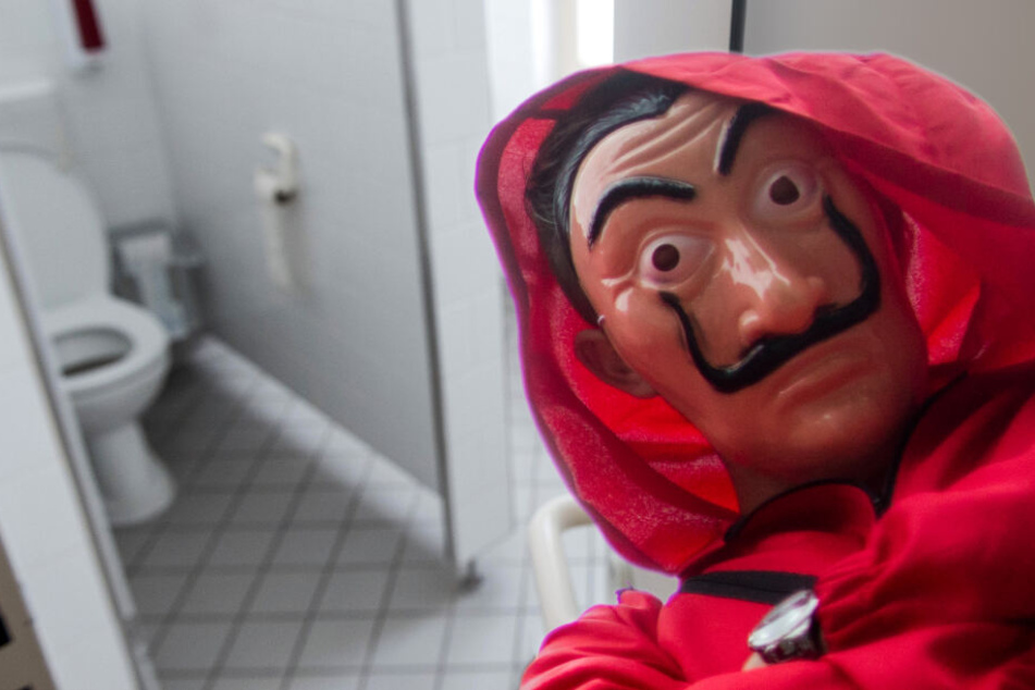 In einer Kabine fing der Mann an, die Jugendliche zu begrapschen (Fotomontage).