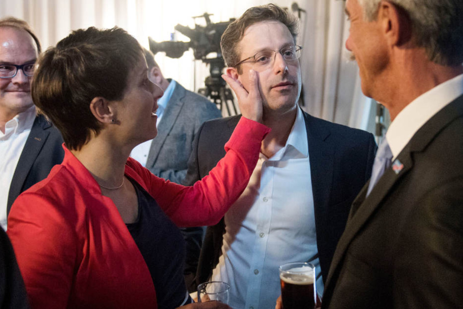 AfD-Vorsitzende Frauke Petry (41) tätschelt auf der Wahlparty ihren Ehemann Marcus Pretzell, 43), der Spitzenkandidat der AfD in NRW war.