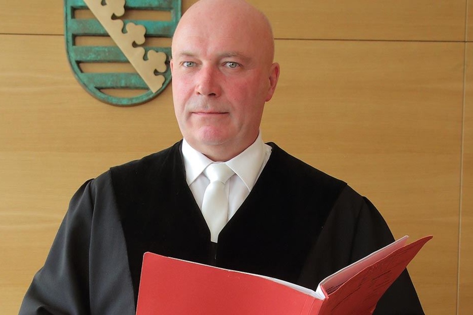 Richter Arndt Fiedler (54) war "not amused" über die fehlende Angeklagte und unterschrieb einen Haftbefehl.