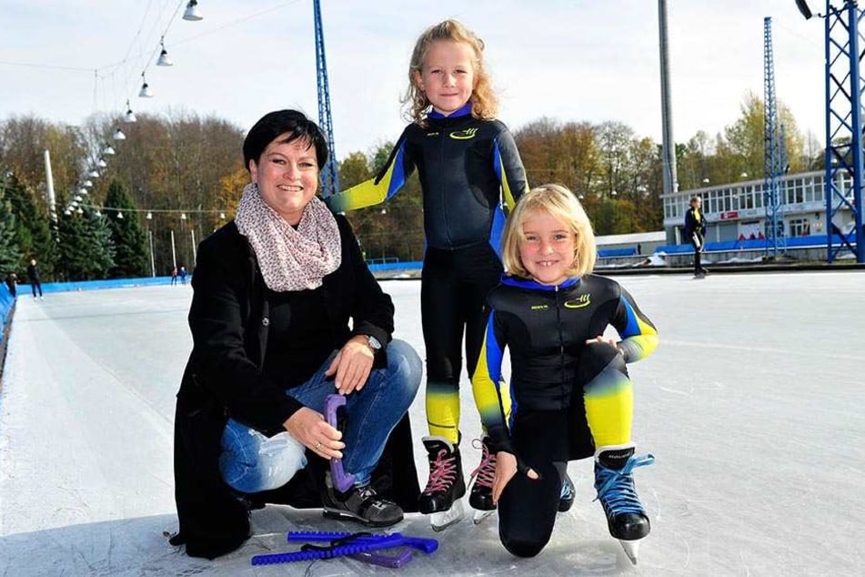 Janina Heß mit ihren beiden Töchtern.
