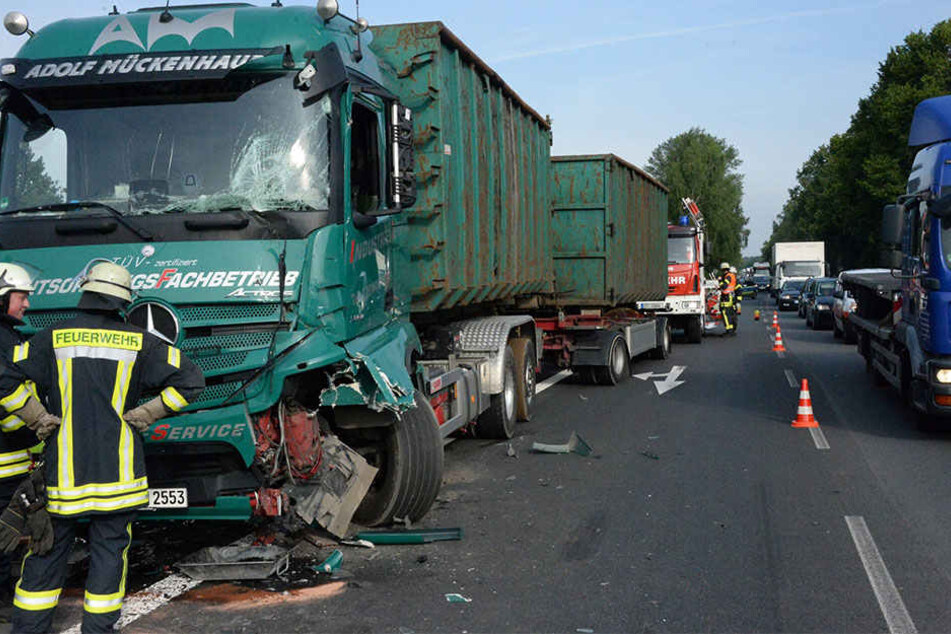 Die Front des hinteren Lkw wurde bei dem Unfall schwer in Mitleidenschaft gezogen.