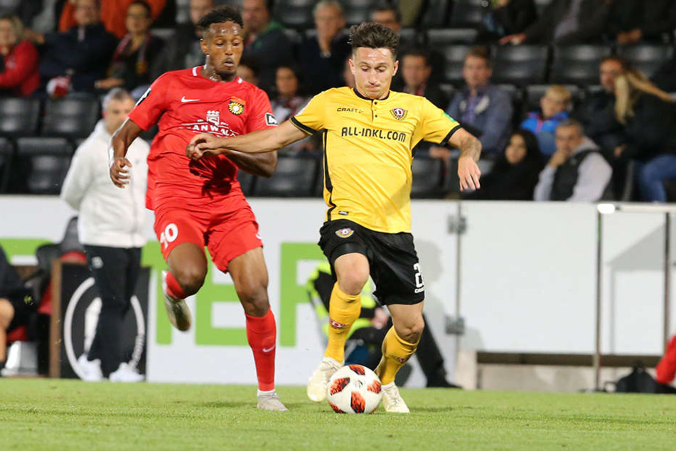 Dynamos Baris Atik (r.) behauptet sich im Zweikampf gegen Großaspachs Joel Gerezgiher.