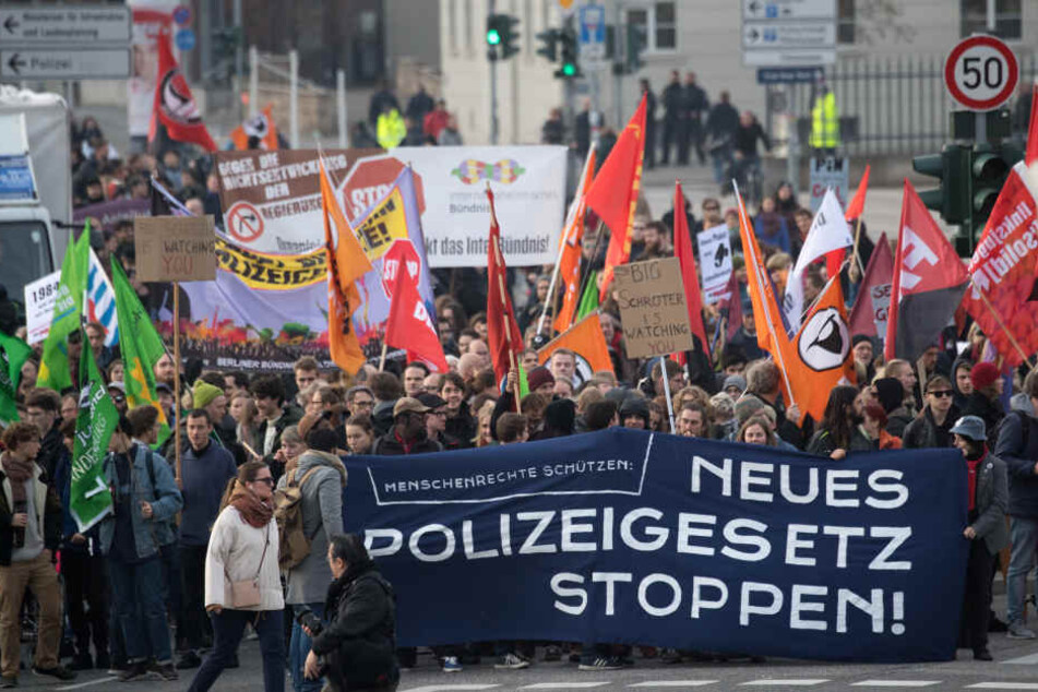 In Potsdam haben über 1000 Menschen gegen das neue Polizeigesetz demonstriert.