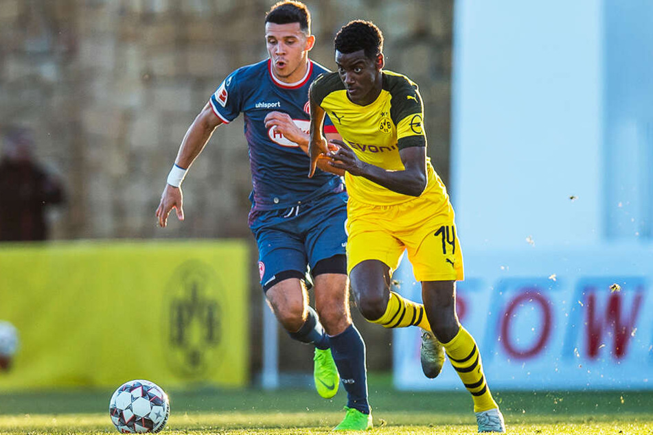 Alexander Isak (r.) wird den BVB wohl in Richtung San Sebastian verlassen.