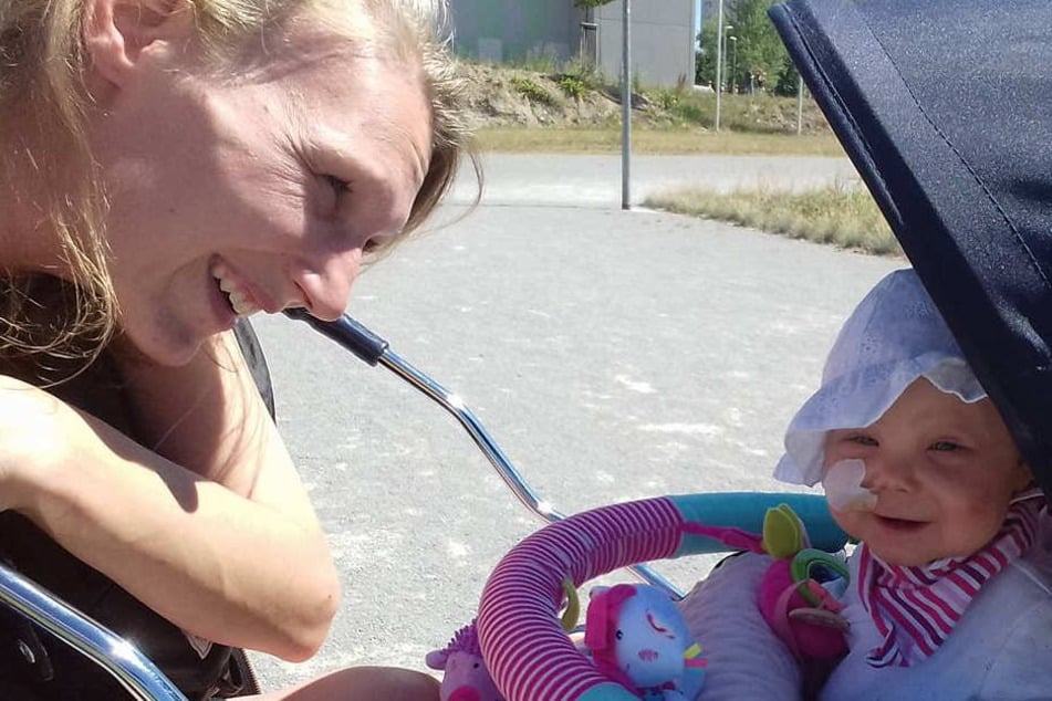 Die kleine Yuna kann nach schweren Monaten endlich wieder lachen.