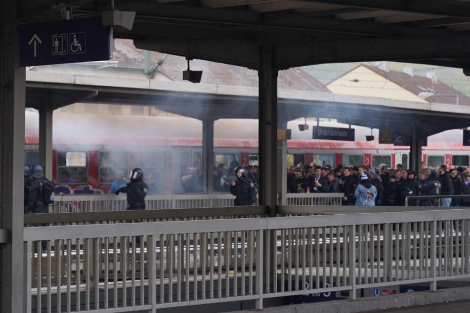 An der Haltestelle Untertürkheim erkennt man Rauch.