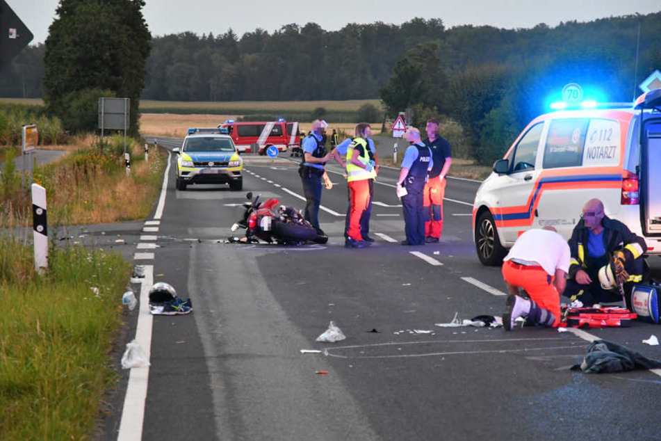 Trümmerfeld Landstraße: Der Motorradfahrer musste in eine Klinik geflogen werden.