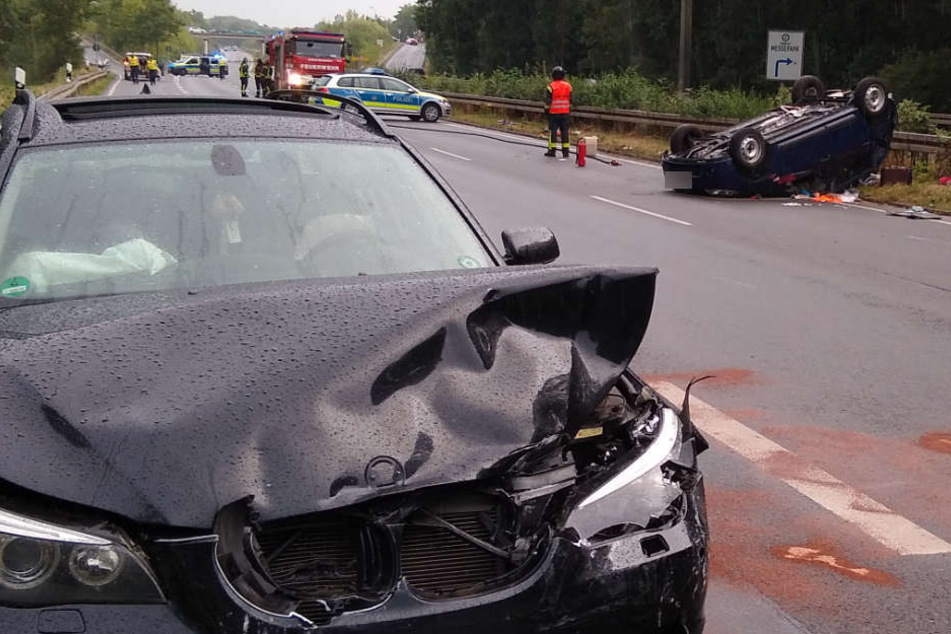 Der BMW-Fahrer rammte den Dacia (r.) und flüchtete anschließend mit einem Kleinkind und mehreren Bierflaschen.