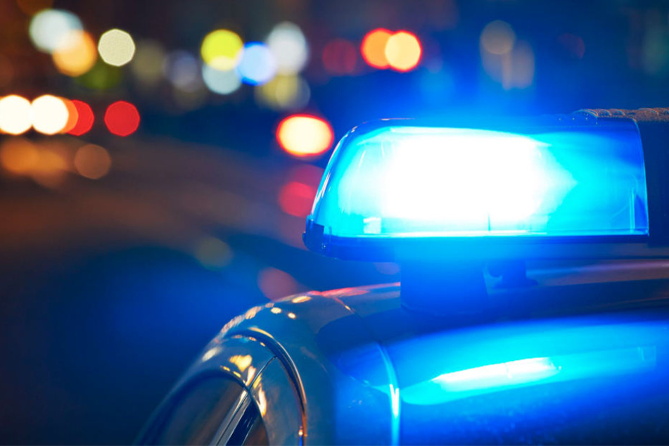 Das Polizeifahrzeug war nicht mehr fahrfähig und musste abgeschleppt werden. (Symbolbild)