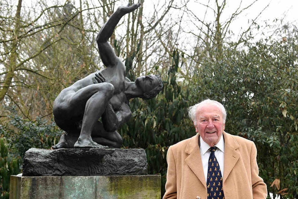 Johannes Gebbing vor der Max-Klinger-Plastik "Der Athlet", die einst sein Vater erwarb. Die Skulptur steht seit fast 90 Jahren im Zoo.