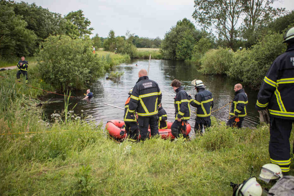 Taucher der Feuerwehr suchten am Montag nach dem Kind.