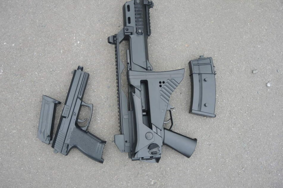 Mit diesen Waffen soll auf zwei achtjährige Kinder geschossen worden sein.