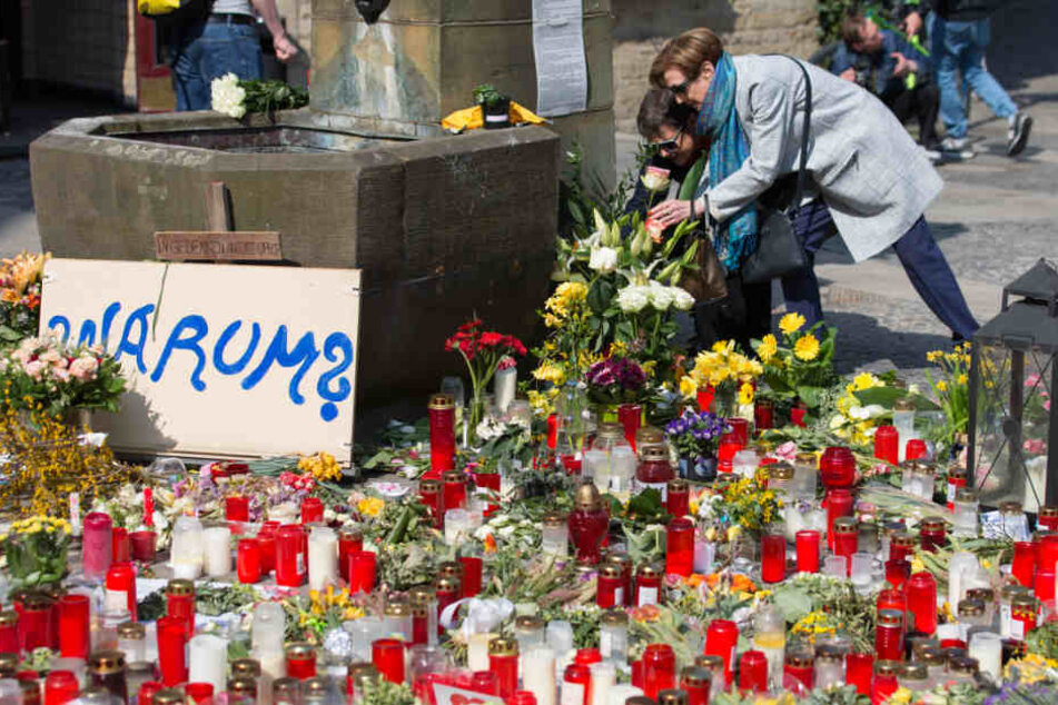 Viele Menschen legten nach der Amokfahrt Blumen nieder und stellten Kerzen auf.