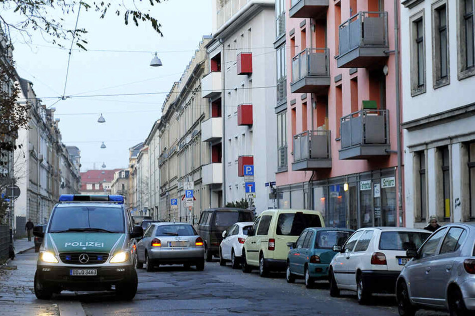 Auf der Förstereistraße warf der Mann mit einer Flasche um sich.