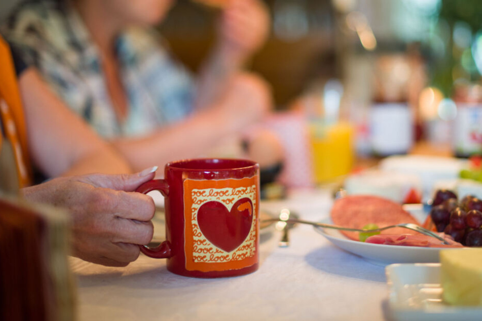 Gemeinsames Frühstück mit dem privaten Gastgeber gehört beim Couchsurfing auch dazu. (Archivbild)