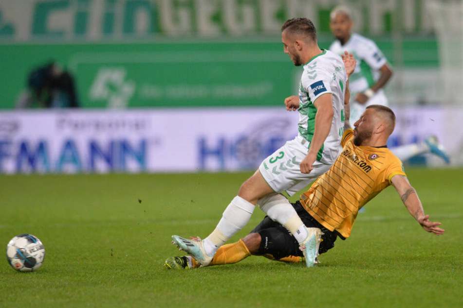 Dynamo-Mittelfeldmann Patrick Ebert (r.) grätscht Fürths Maximilian Wittek ab.
