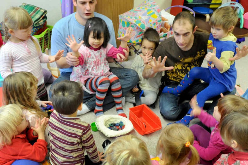 In den 2928 sächsischen Kitas betreuen 31.897 Erzieher 48.462 Kinder unter drei und 128.362 Kinder ab drei Jahren. Es fehlen etwa 17.400 zusätzliche Erzieher.