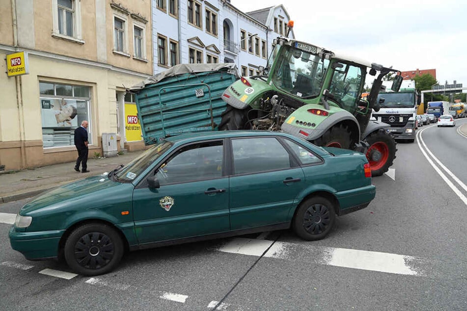 An einer Dresdner Ampelkreuzung rauschte ein Traktor in einen VW Passat.