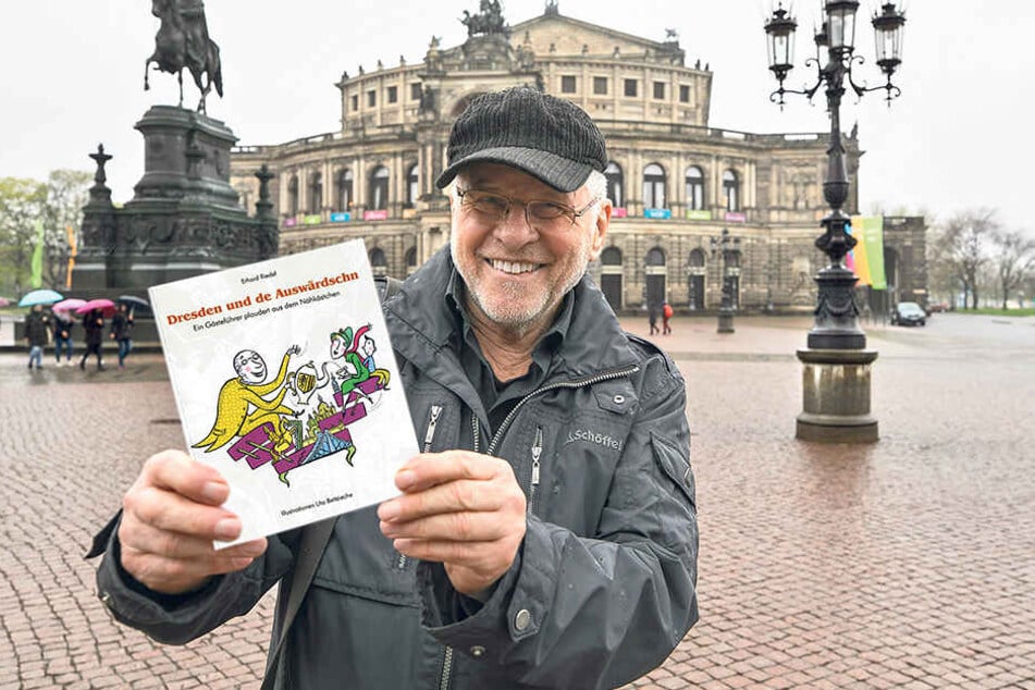 Erhard Riedel zeigt
stolz sein kleines
Büchlein. Der Autor
führt nicht nur
durch Dresden, sondern
auch durchs
DDR-Museum und referiert
deutschlandweit
über Sachsens Geschichte.