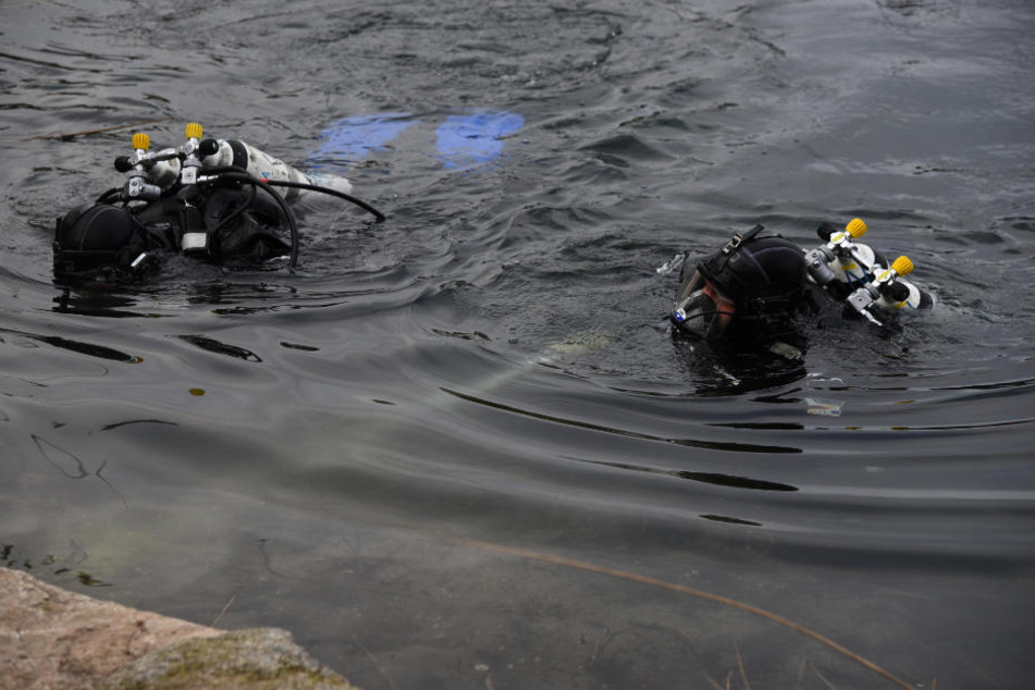 Die Taucher beim Einsatz im Pfingstbergweiher.