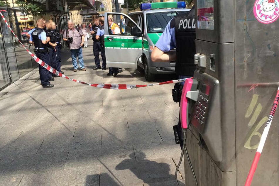 Die Polizei sperrte rund um das Telefon an der Zentralhaltestelle ab.