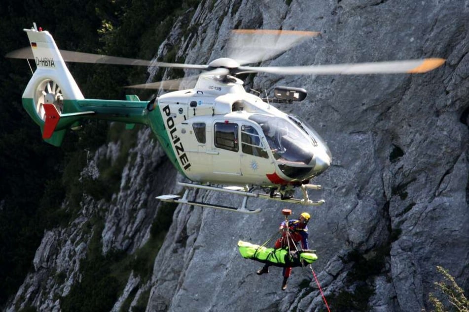 Beamte der Alpinen Einsatzgruppe (AEG) der bayerischen Polizei bargen den Leichnam der Frau mit einem Hubschrauber. (Symbolbild)