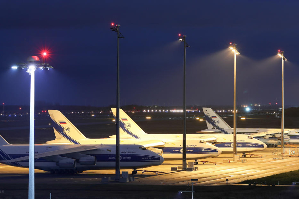 Mehrere der riesengroßen Antonow-Maschinen stehen auf dem Rollfeld des Airports in Schkeuditz. Das Modell AN-225 ist das größte Frachtflugzeug der Welt.