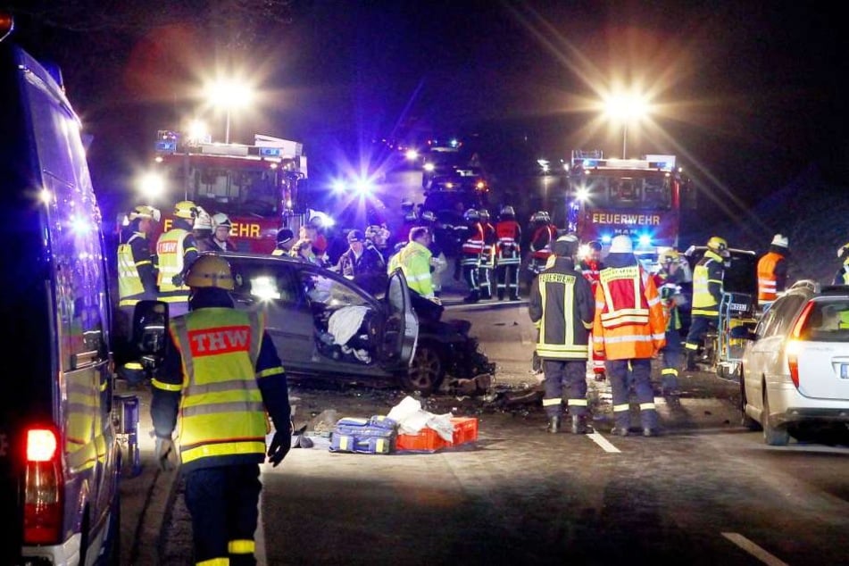 Der Mann (21) krachte in den Gegenverkehr. Er verstarb noch an der Unfallstelle. Fünf weitere Personen wurden verletzt, darunter zwei Kinder.