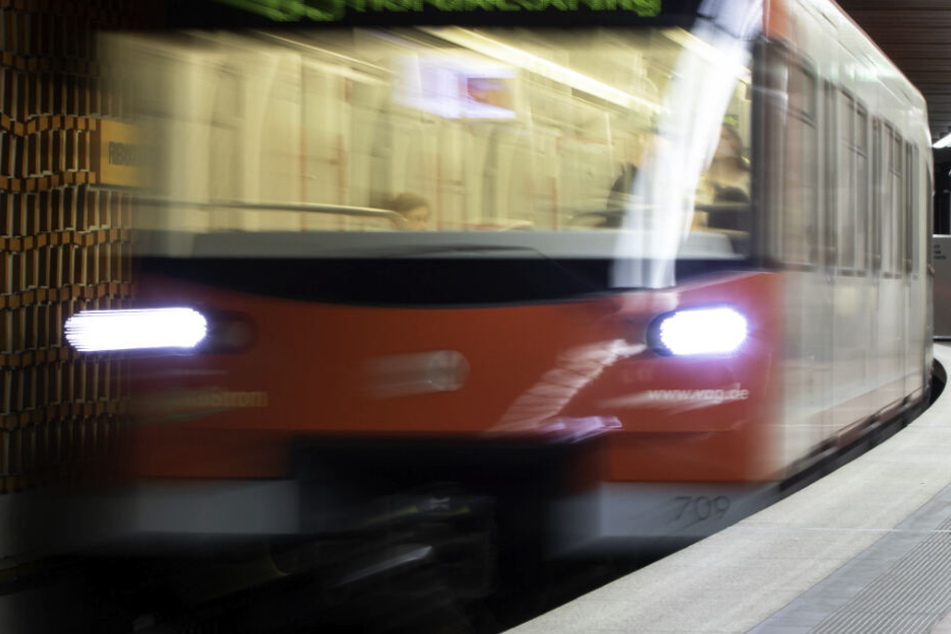 In Nürnberg ist ein Mann vor eine U-Bahn geschubst worden. (Symbolbild)