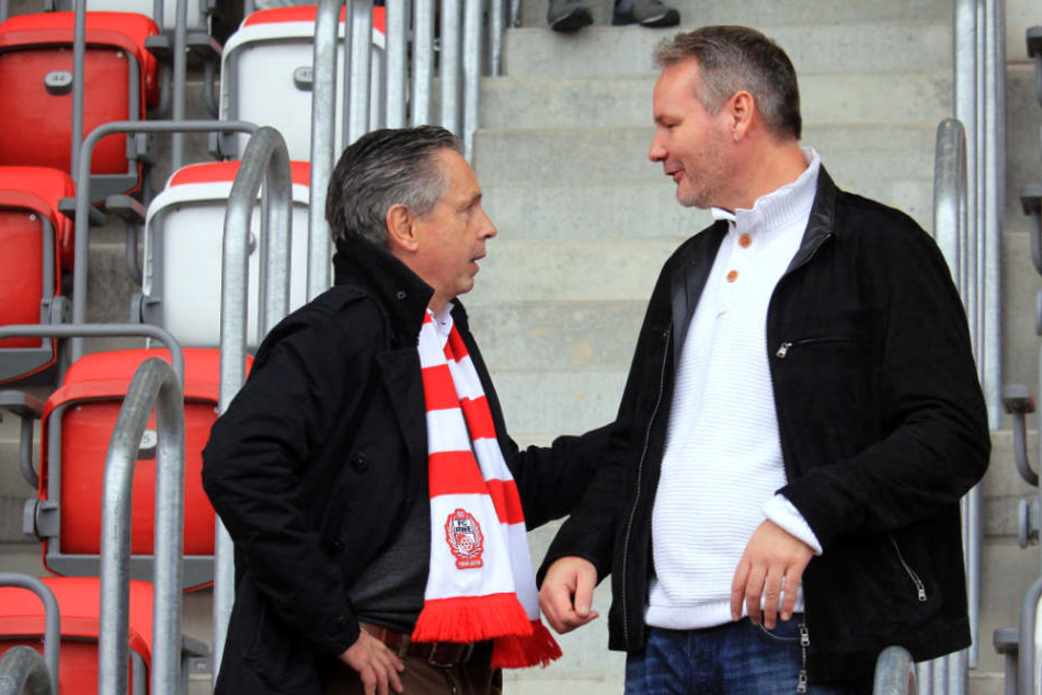 Rolf Rombach bei Heimspiel gegen die Sportfreunde Lotte im Gespräch mit seinem Vize Frank Nowag.