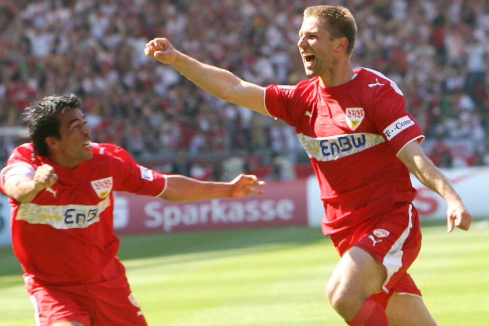Auf dem Weg zur Meisterschaft 2007: Thomas Hitzlsperger (r.) und Pavel Pardo freuen sich über den 1:1-Ausgleichstreffer gegen Energie Cottbus am 34. Spieltag.