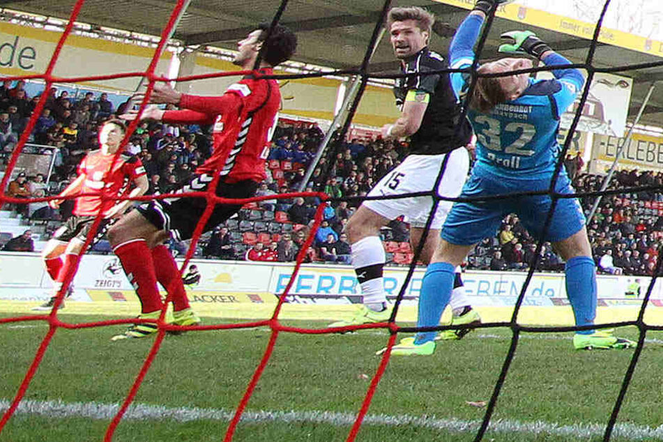 Toooor! Ronny König (m.) trifft am 25. März im Spiel des FSV Zwickau bei der SG Sonnenhof Großaspach zum siegbringenden 2:1.