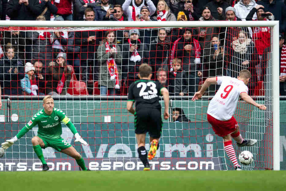 Simon Terodde erzielte per Elfmeter das vorentscheidende 2:0 (52.).
