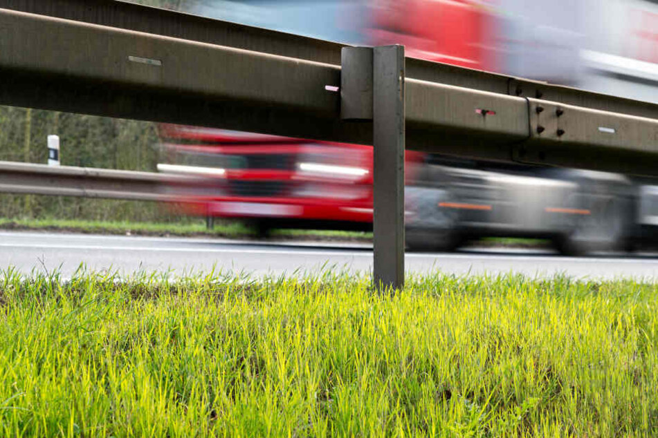 Ein Lasterfahrer hat auf einem Parkplatz an der A72 einen heftigen Unfall verursacht. (Symbolbild)