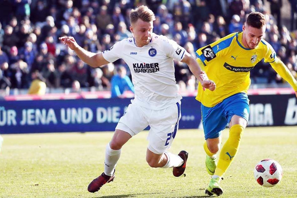 Marco Thiede (li) vom KSC im Zweikampf mit dem Jenaer Türschützen Maximilian Wolfram.