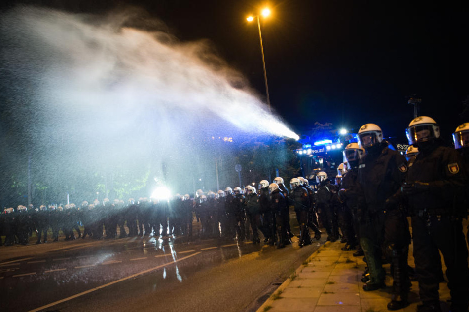 Die Polizei musste bereits am Dienstag mit Wasserwerfern gegen die G20-Gegner vorgehen.