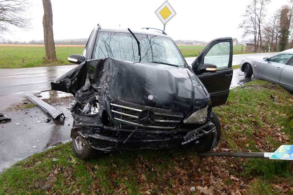 Der BMW und Mercedes sind stark demoliert. 30.000 Euro Schaden sind bei dem Crash entstanden.