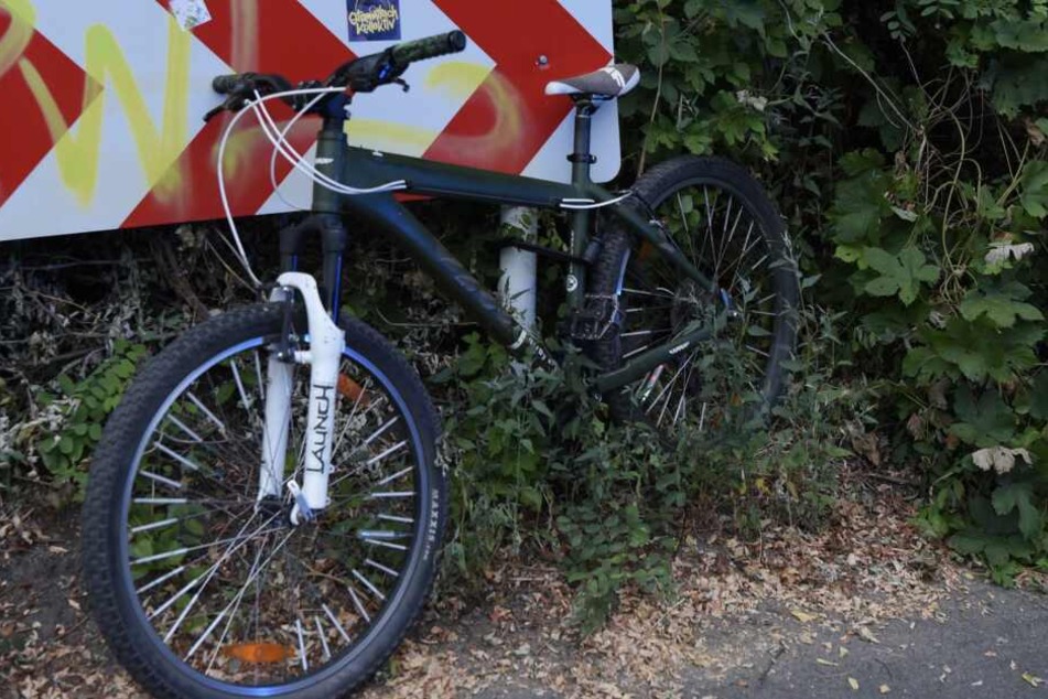 Eine Radfahrerin ist am Freitagmorgen in Berlin-Friedrichsfelde schwer gestürzt.